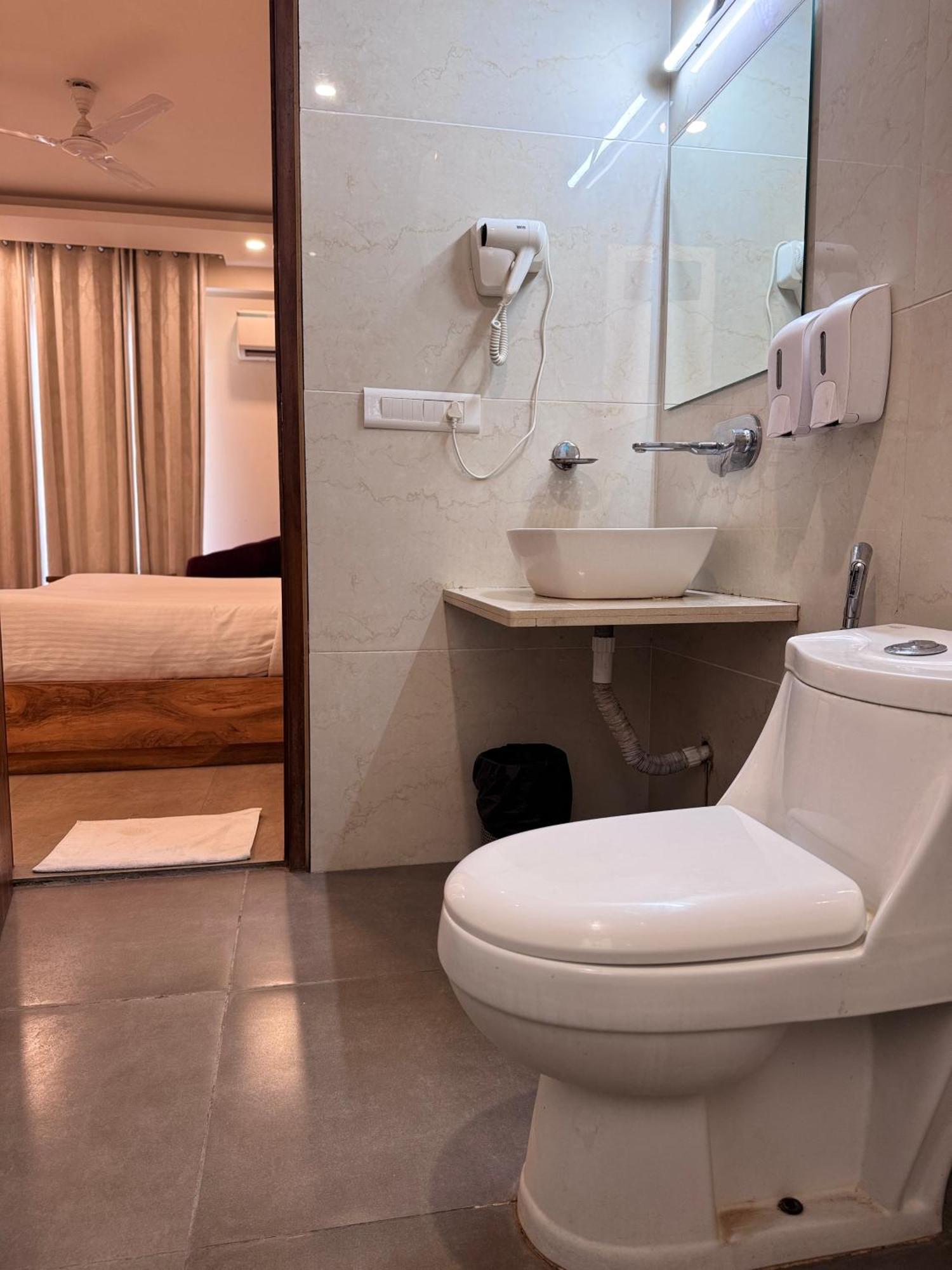 Hotel Golf View Suites Gurgaon Exterior foto
